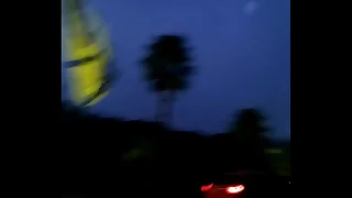 Pelado na rua com os carros passando